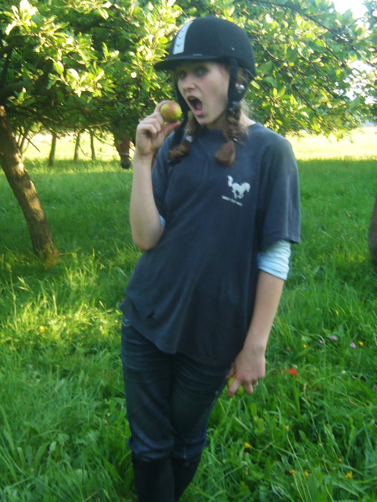no lenka zrejme este nevie ze to jabko je kysle:P
